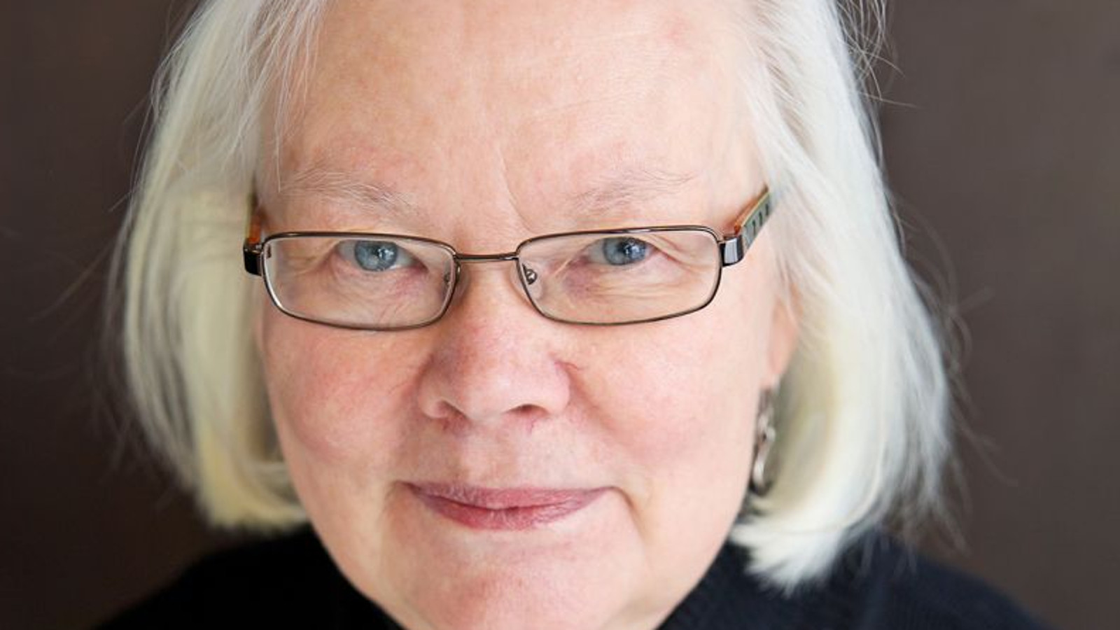 Kuvassa on Riitta Konttinen kasvokuvassa.  Hänellä on vaaleat hiukset.