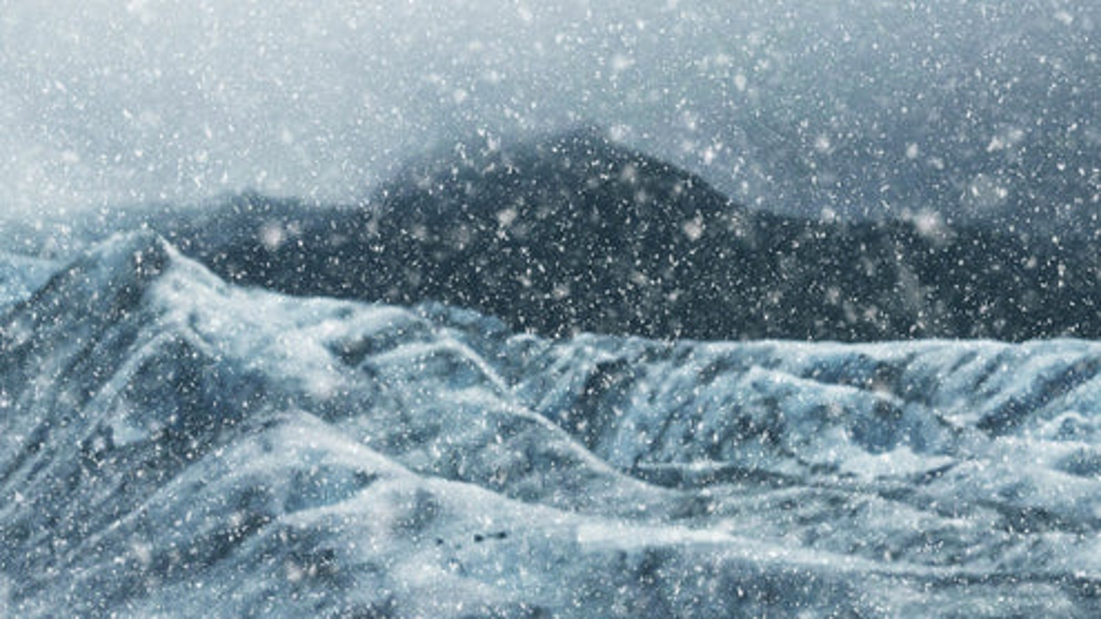 Kuvassa on osa kirjan Jakob kannesta. Kuvassa on taustalla vuoren profiilia ja edessä harmaata merta sekä hajoavaa jäätä sekä lumisadetta. Kuvan sävy on siniharmaa.