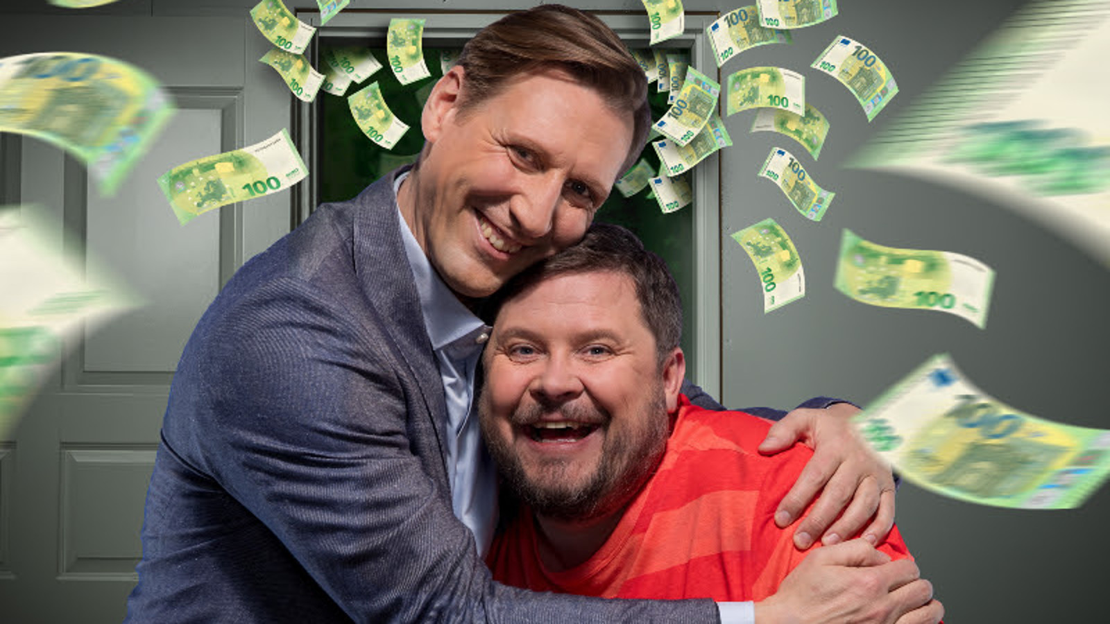 Kuvassa ovat Pekka Streng sinisessä takissa ja punasessa Janne Kataja, jota Streng rutistaa. Ympärillä vihreitä sadan euron seteltä.