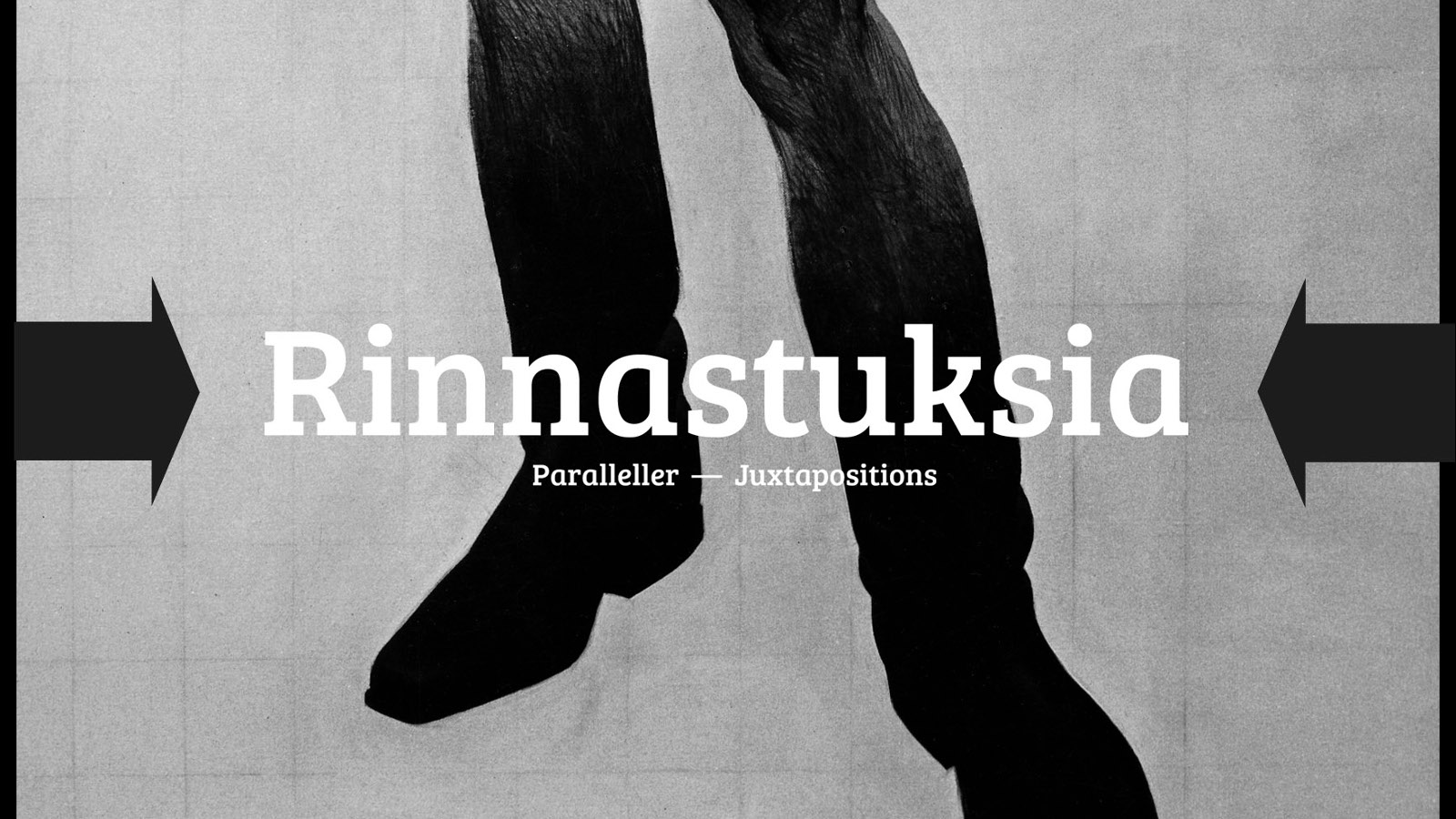 Kuvassa on harmaalla pohjalla mustat jalat saappaissa ja vasemmalla sekä oikealla nuolet kuvan sisäsuuntaan.  Keskellä on sana Rinnastus ja alla pienellä santat Paralleller - Juxtapositions