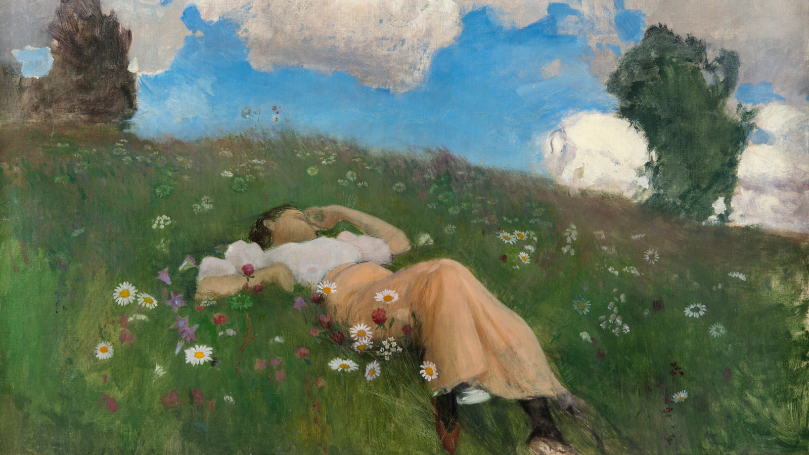 Kuvassa on Saimi Järnefelt valkoisessa puserossa makaamassa ruohikkorinteessä. Takana näkyy sinistä taivasta ja valkoisia poutapilviä.