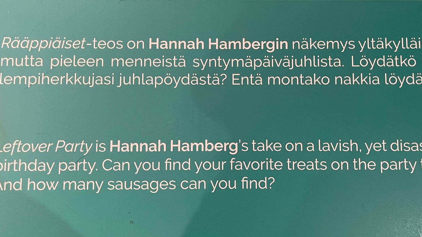 Kuvassa on vihreällä pohjalla valkoista tekstiä ja siinä kerrotaan sekä suomeksi että englanniksi Rääppiäiset-näyttelystä.