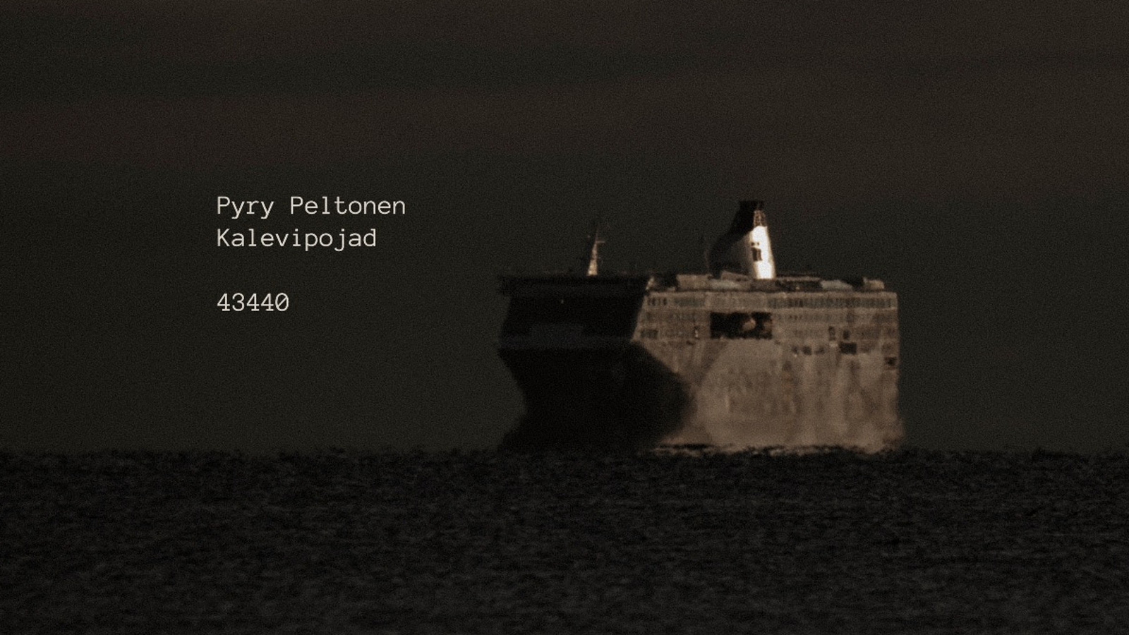 Kuvassa on mustalla alustalla vasemmalla teksti Pyry Peltonen, Kalevipojad ja alla 43440.  Vieressä on ruskehtava arkku osittain  varjossa ja sen päällä on valkoinen pullo.