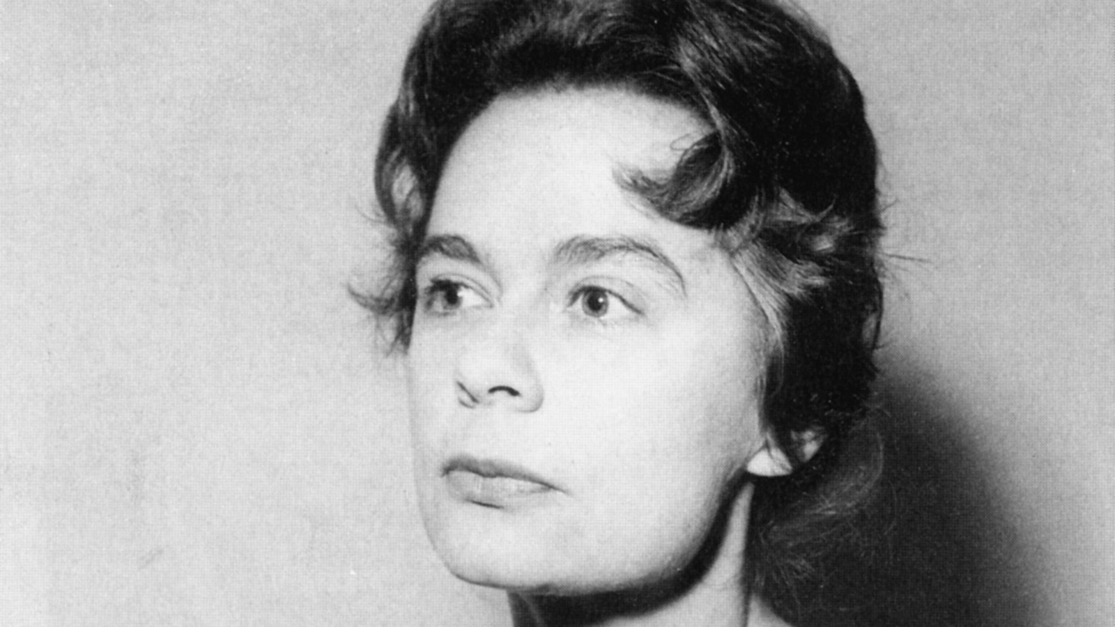Kuvassa on Marja-Liisa Vartio kasvokuvassa ja hänellä on lyhyet tummat hiukset. Kuva on musta-valkoinen.