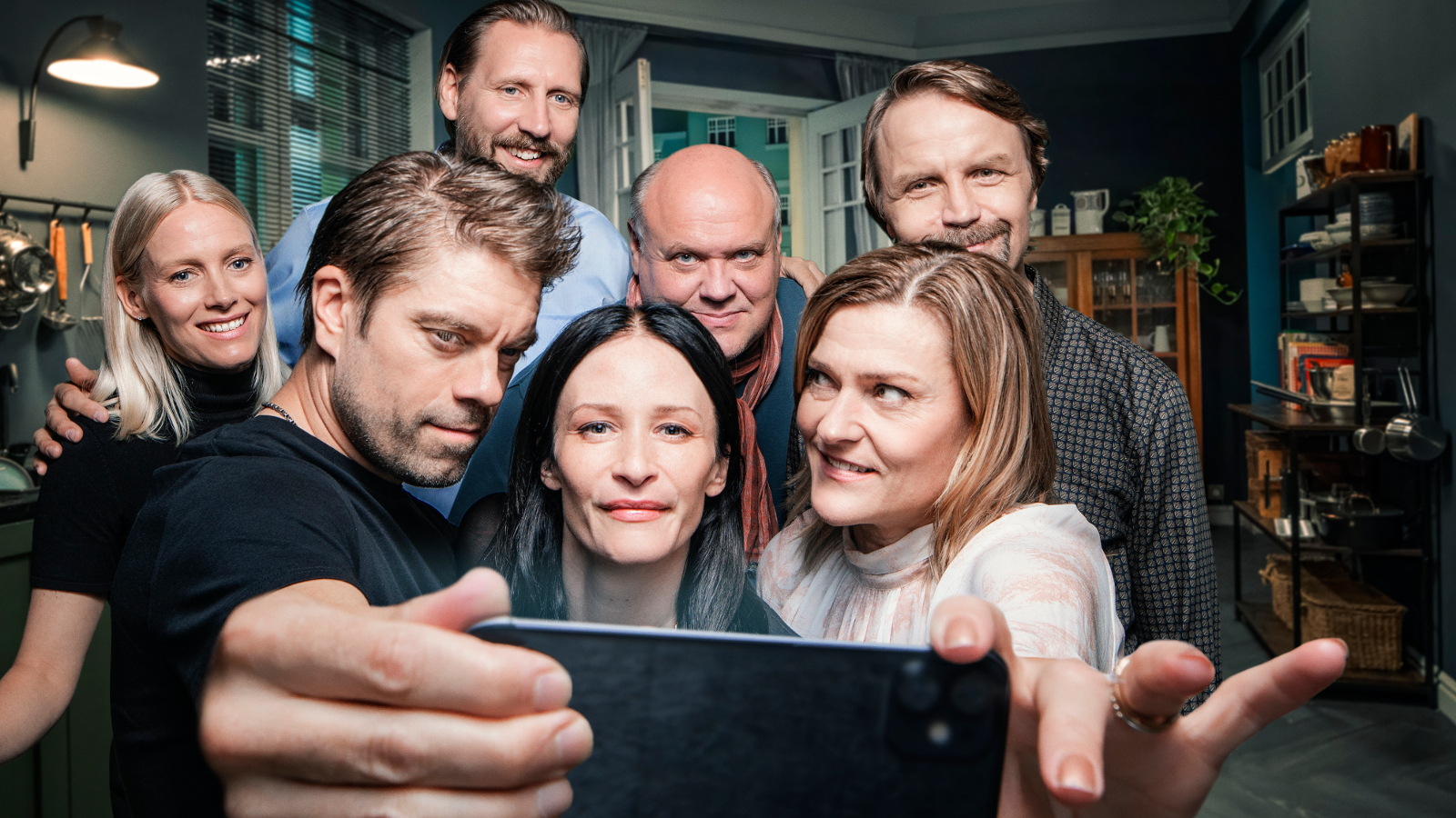 Kuvassa ovat edessä vasemmalta Joonas Saartamo, Malla Malmivaara ja Pirjo Lonka. Takana vasemmalta Laura Birn, Pekka Strang, Hannu-Pekka Björkman ja Jani Volanen. Joonas Saartamo pitää edessä kännykkää ja ottaa yhteiskuvaa.