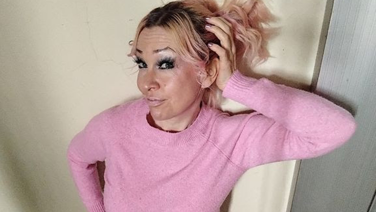 Kuvassa on Sara Medberg puoliartalokuvassa seisomassa vinostija hän nojaa vasemmalla kyynerpäällään seinään. Oikea käsi on koukussa.  Hänellä on vaalean punainen villapusero päällään.  Hänellä on vaaleahkot hiukset poninhännällä. Tausta on vaalean ruskea. 