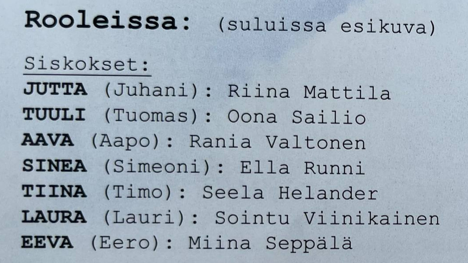 Kuvassa on seitsemän siskoksen nimet ja suluissa vastine Seitsemässä veljeksessä. 