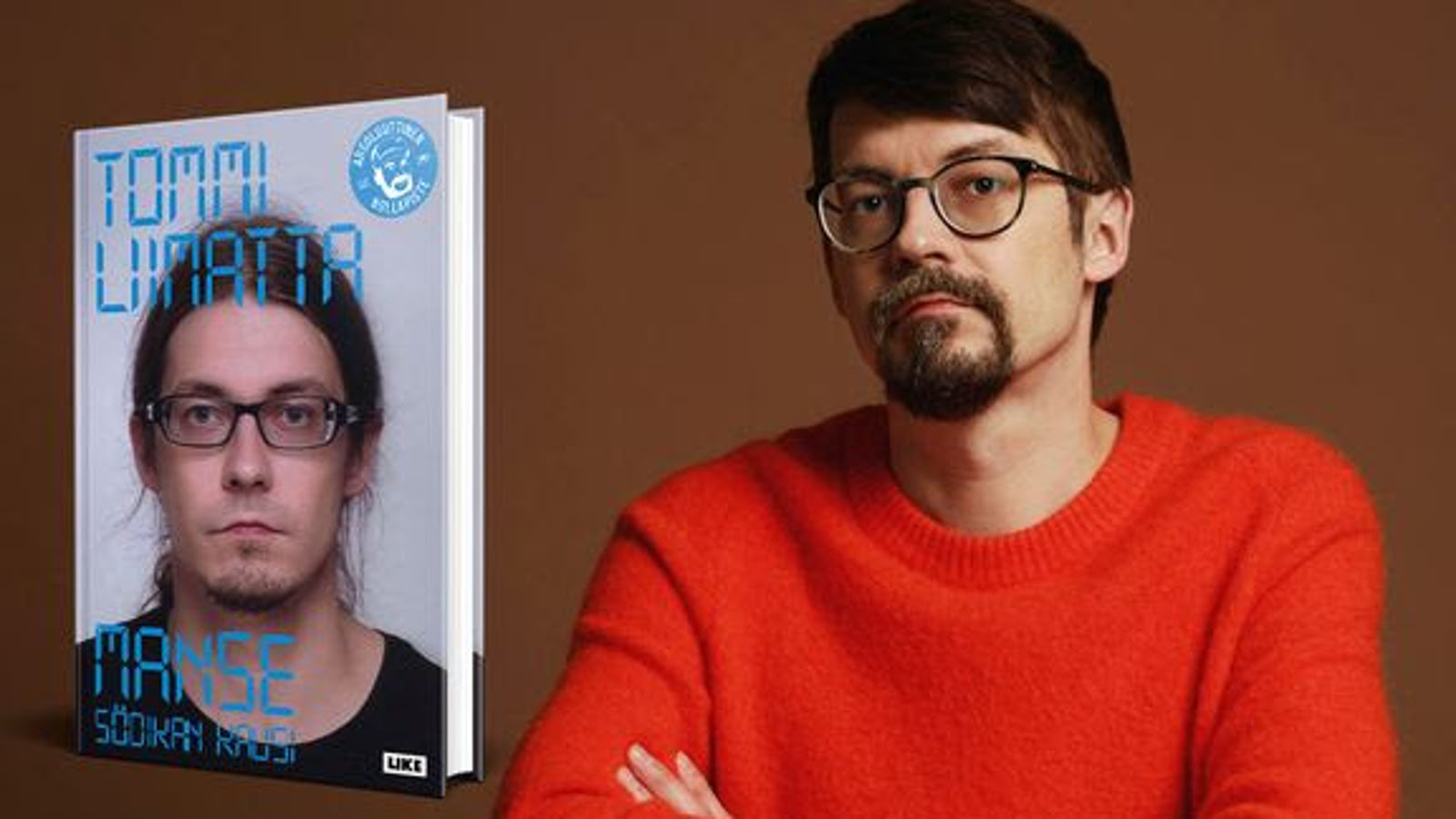 Kuvassa on oikealla kirjan kansi ja siinä on sinisin kirjaimin Tommi Liimatta ylhäällä ja alhaalla nimi Manse. Kannessa on Tommi Liimatan kasvokuva. Oikealla on Tommi Liimatta puolivartalokuvassa ja hänellä on punainen villapaita päällään. Liimatalla on tumma tukka ja tummasankaiset silmälasit. Tausta on tumma.