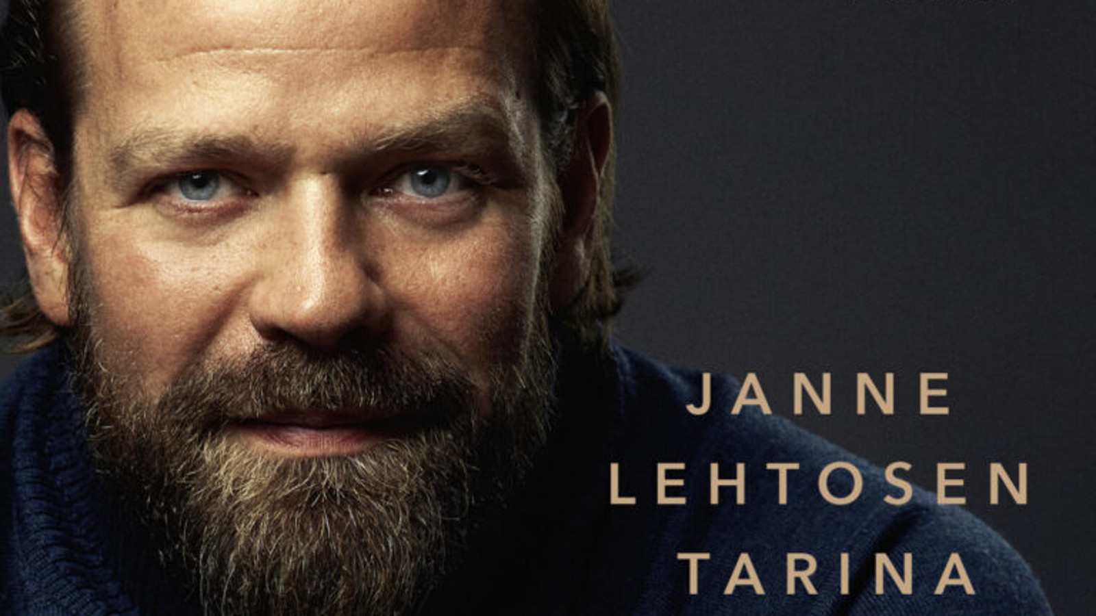 Kuvassa on miehen kasvot ja hänellä on partaa.  Kuvan tausta on tumma ja siinä lukee oikealla alhaalla Janne Lehtosen tarina.