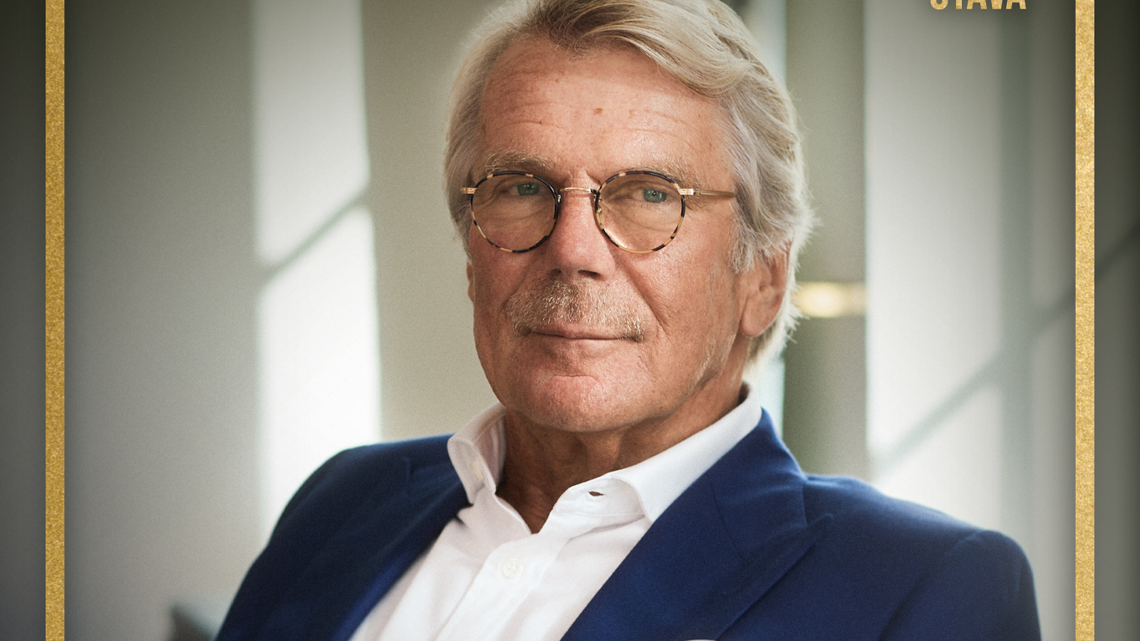 Kuvassa on Björn Wahlroos puolivartalokuvassa istumassa ja hänellä on sininen takki ja valkoinen paita. Taustalla on harmaata seinää, jossa valoläistkiä. Kuva on osa kirjan kannesta.