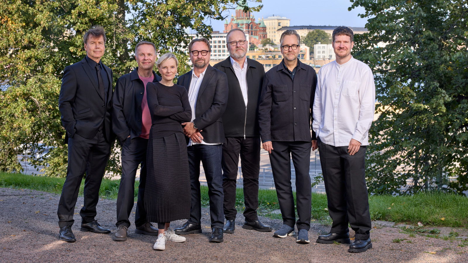 Kuvassa on havainnekuva uudesta arkkitehtuuri- ja designmuseosta,joka on valkoinen ja siinä on eräänlaisella jalustalla neljä palkkimaista, ylöspäin nousevaa rakennetta. Edessä on merivettä ja vasemmalla ruskea rakennus ja oikealla vaaleita vanhoja rakennuksia. Taustalla on sinistä taivasta.