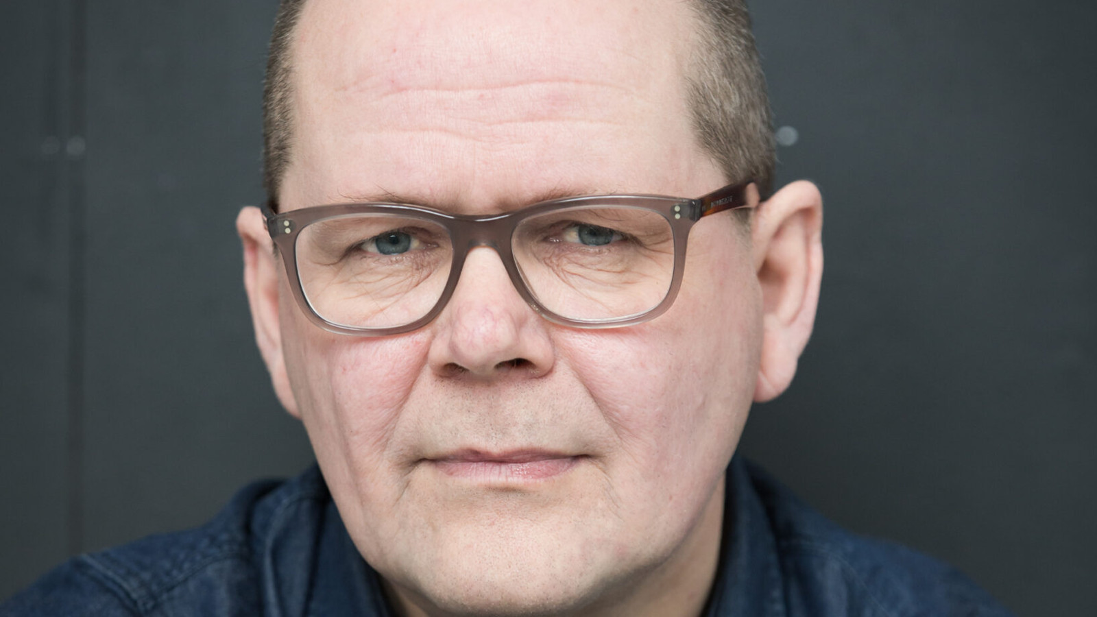 Kuvassa on Kari Hotakainen kasvokuvassa.