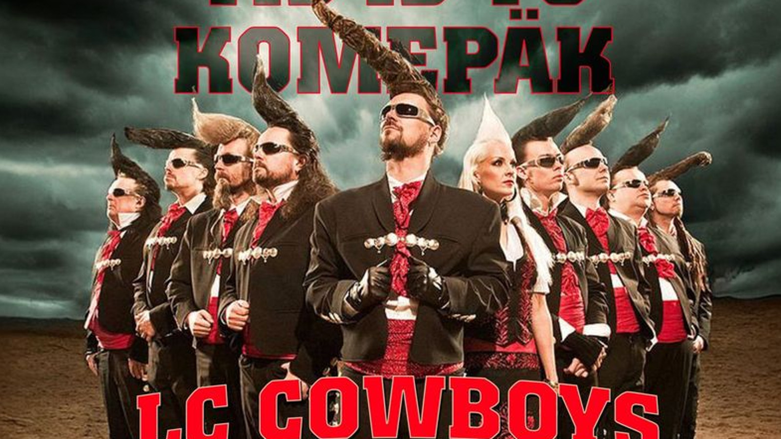 Kuvassa ovat kolmiomaisessa muodostelmassa vasemmalla neljä Leningrad Cowboysin jäsentä seisomassa ruskeissa takeissa töyhtöt päässä ja keskellä on yksi jäsen. Oikealla puolella seisoo naispuolinen jäsen vaaleassa töyhtössä sekä viisi miesjäsentä. Taustalla on tummaa pilvitaivasta ja sana Komepäk ja alhaalla on punaisella isoin kirjaimin LC Cowboys. 