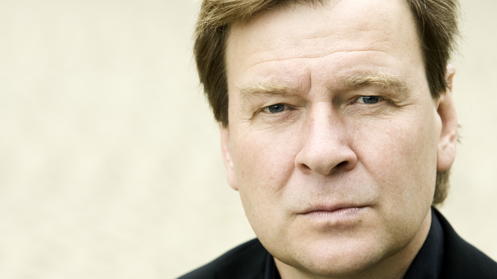  Kuvassa on Magnus Lindberg kasvokuvassa. Hänellä on lyhyet hiukset ja kuvan sävy on kellertävä.