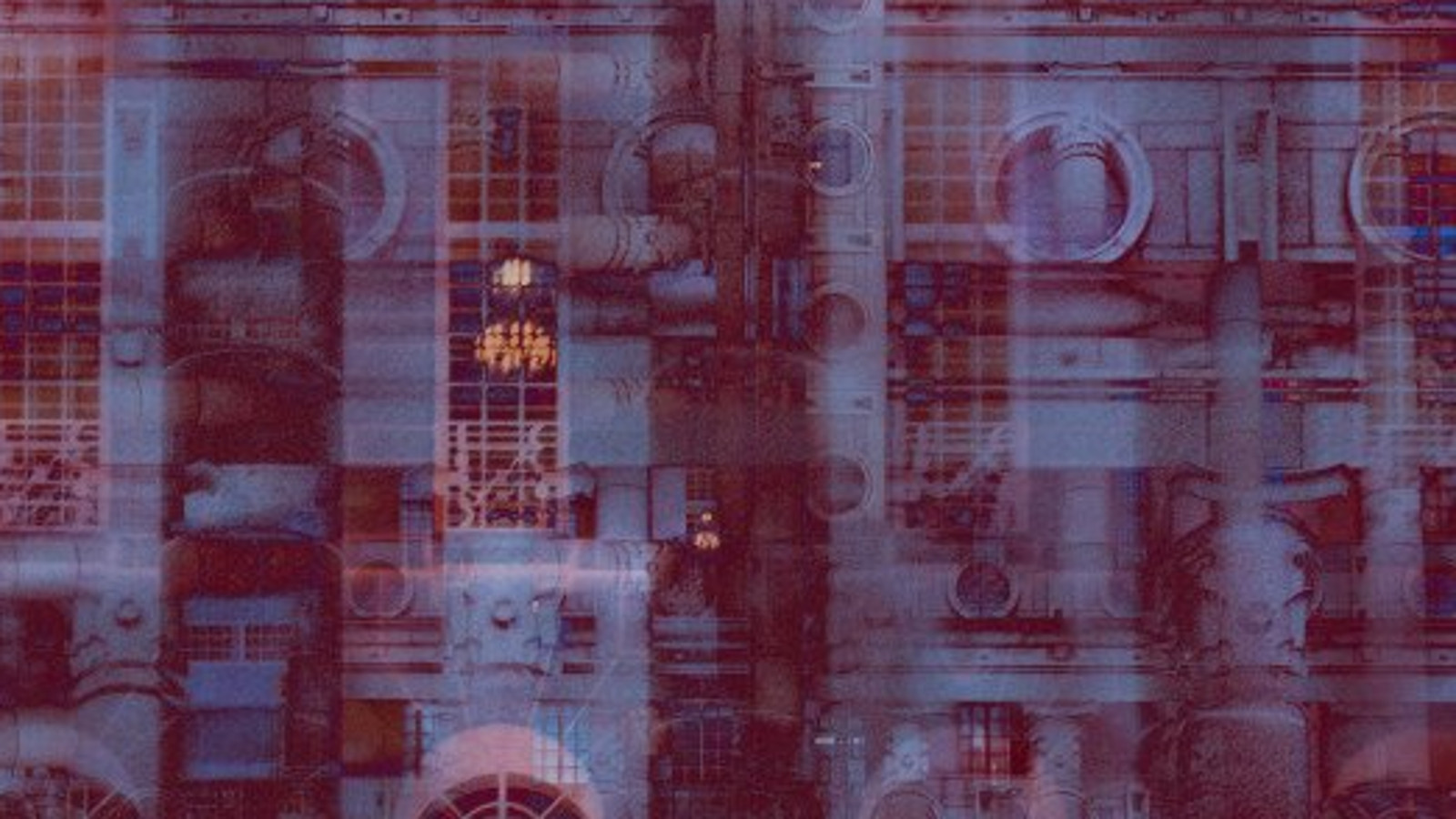 Kuvassa on vanhan teknillisen oppilaitoksen seinämää ja se on värjätty vaalean sinisellä ja violetilla.