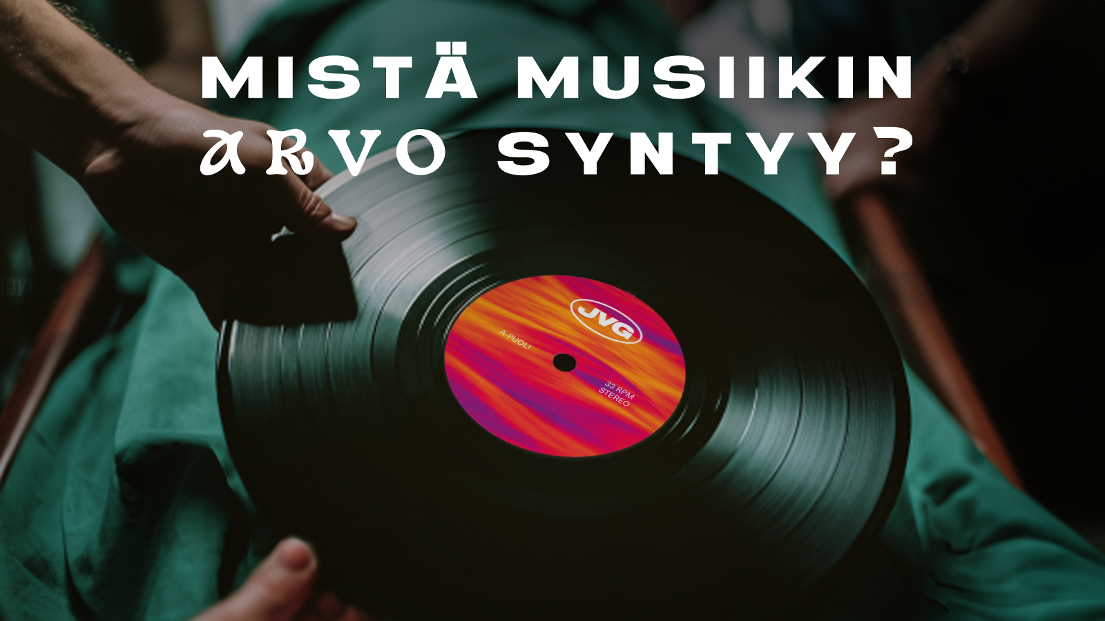Kuvassa on käsi laittamassa vinyylilevyä levysoittimeen.  Päällä on teksti valkoisella Mistä musiikin arvo syntyy?
