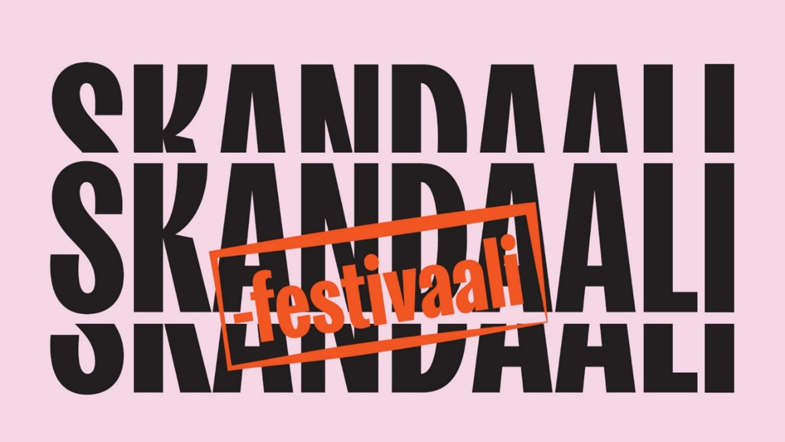 Kuvassa on vaalean violetilla pohjalla kolmella rivillä sana skandaali isoin mustin kirjaimin.  Ylä- ja alarivi näkyvät osittain. Päällä vinottain lukee oranssissa raamissa -festivaali.