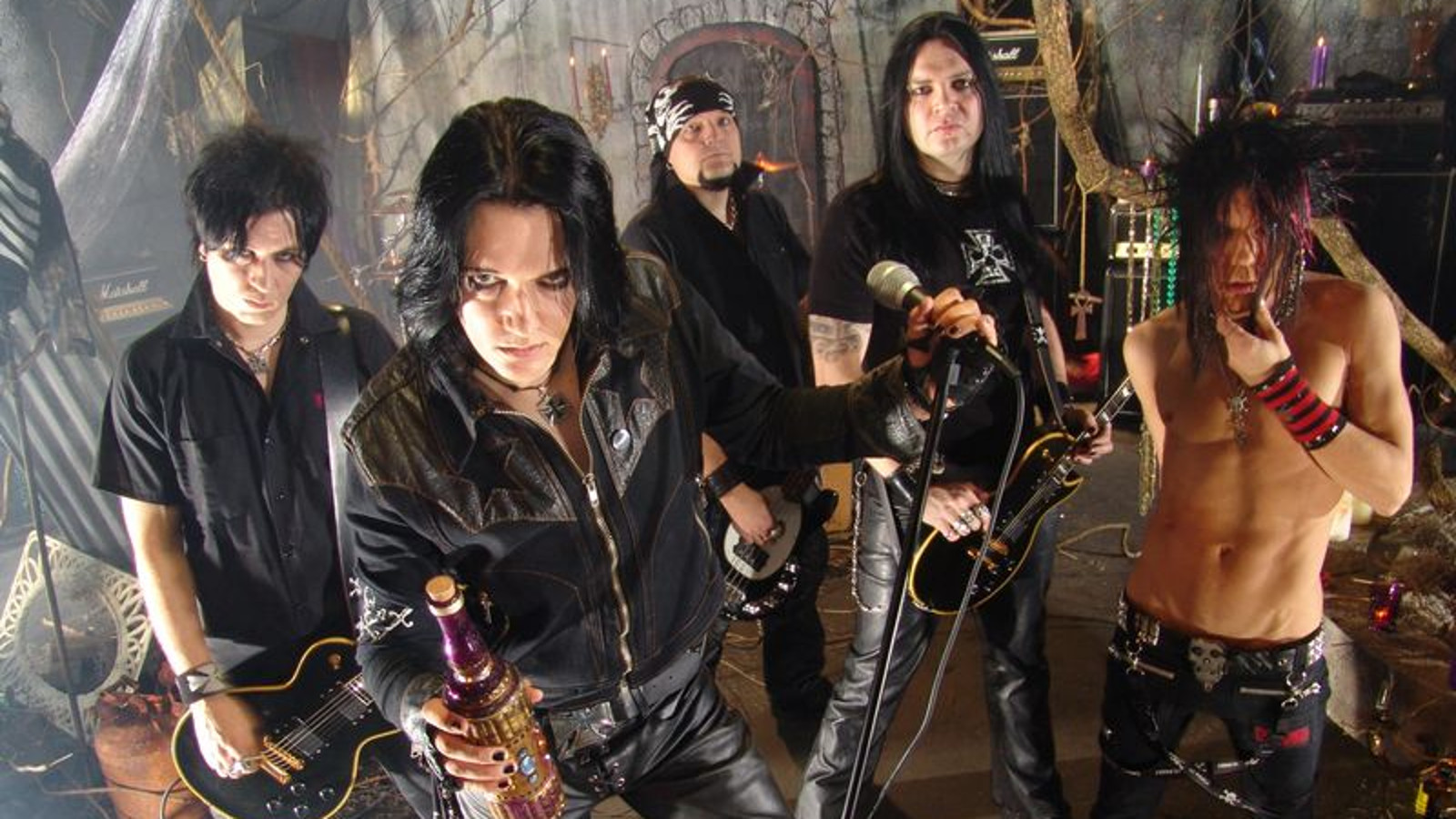 Kuvassa ovat The 69 Eyes yhtyeen viisi miesjäsentä seisomassa kuvattuna hiukan yläviistosta. Jussi69 on edessä mustassa pusakassa ja oikeassa kädessään viininpunainen viinipullo. Oikean puolimmainen yhtyeen jäsen on ilman paitaa.