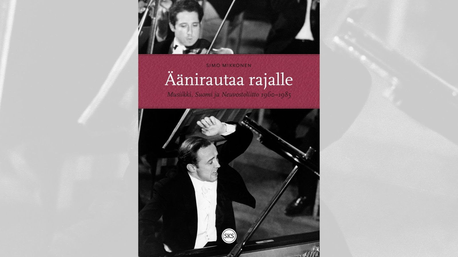 Kuvassa on kirjan kansi, siten että sen molemmin puolin harmaataa. Kansikuvassa on musta-valokuvana yläosassa mies soittamassa viulua. Alempana on mies soittamassa flyygeliä.  Keskellä ylhäällä on viininpunainen tausta, jolla on kirjan nimi valkoisella. 