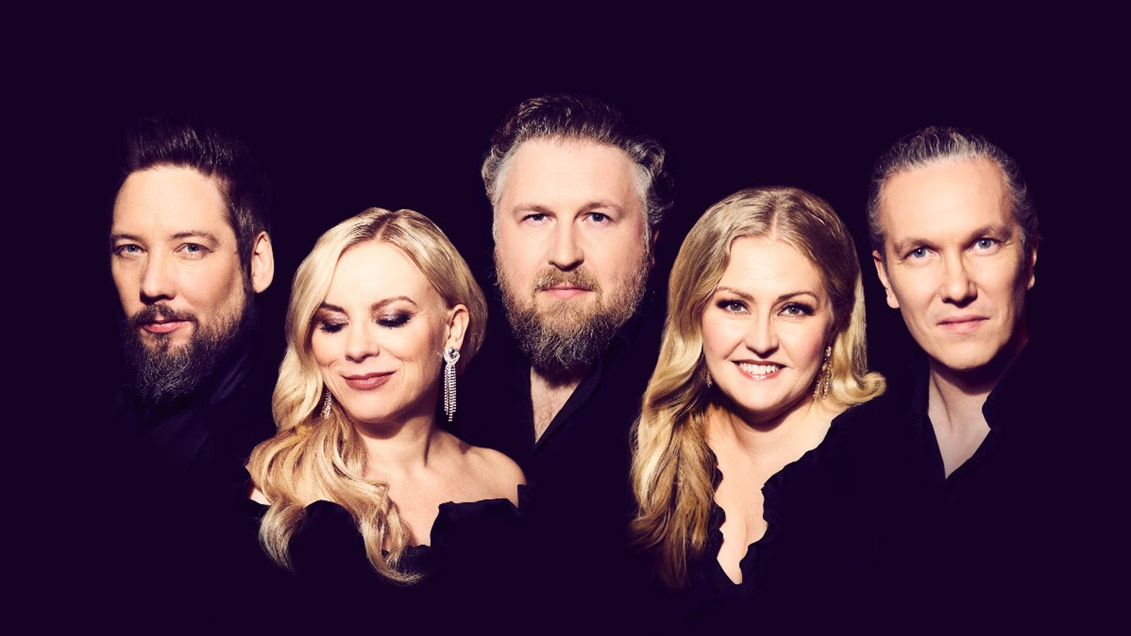 Kuvassa ovat taaempana Jouni Kannisto, Tuukka Haapaniemi ja Juha Viitala. Eturivissä Maija Sariola ja Saima Haapanen.  He ovat puolivartalokuvassa ja tummassa taustassa siten, että kasvot näkyvät.