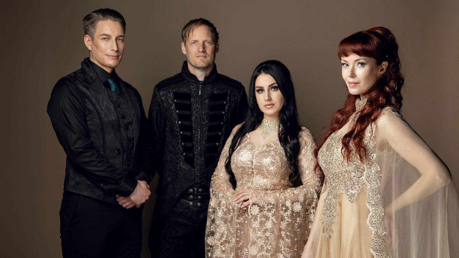 Kuvassa ovat seisomassa vasemmalla yhtyeen kaksi miesjäsentä mustissa puvuissa ja oikealla kullan värisissä mekoissa kaksi naista. Hellä molemmilla on pitkät tummat hiukset.