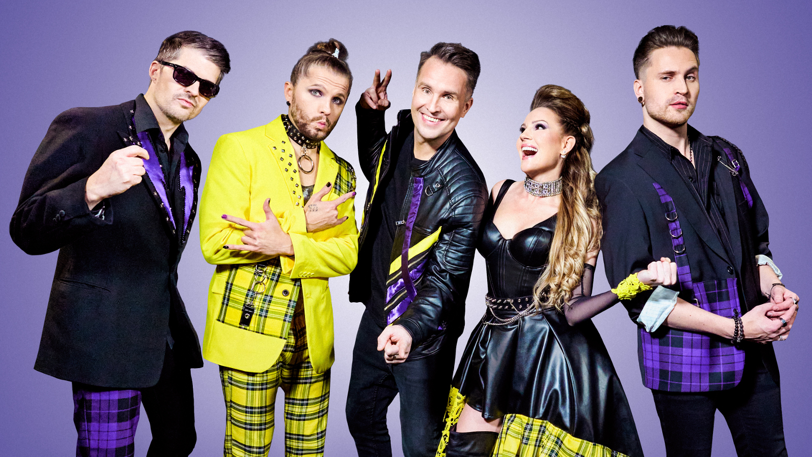 Kuvassa on Portion Boys -yhtyeen viisi jäsentä seisomassa. Vasemmalta on kolme miestä, joista keskimmäisellä keltaiset vaatteet ja muilla mustat. Toisena oikealta on nainen ja hänellä on musta mekko, jossa on keltaruudullinen helma. Oikealla on mies, jolla on mustat vaatteet.