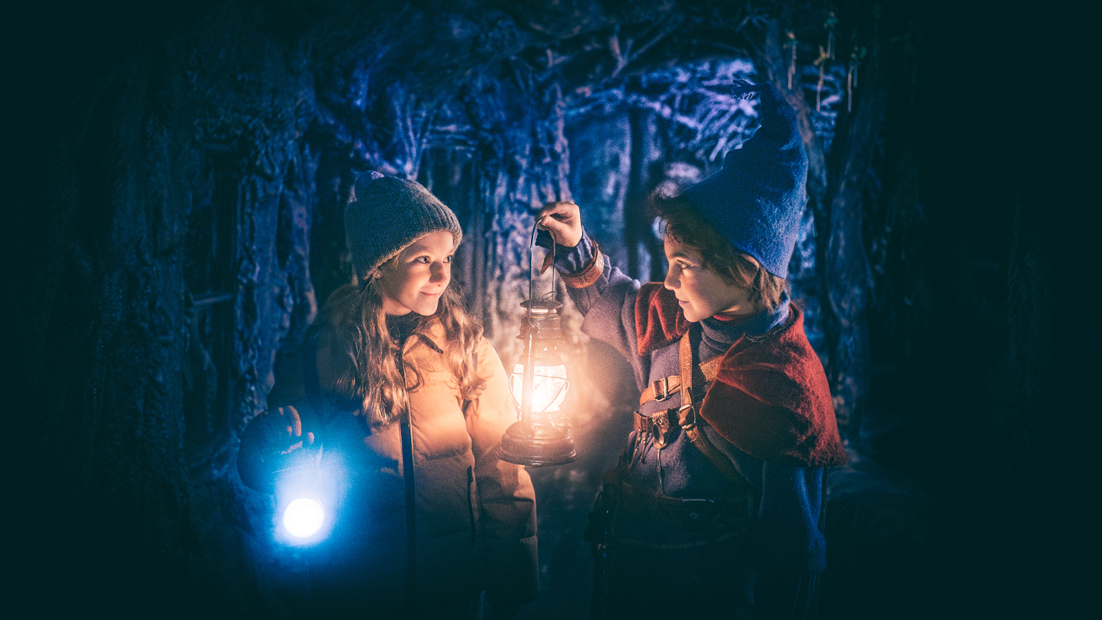 Kuvassa on yöllä lyhdyn valossa vasemmalla Soma Zimmatore sinisessä pipossa ja Marco Stylianou pitää lyhtyä sekä on sininen pipo päässään.