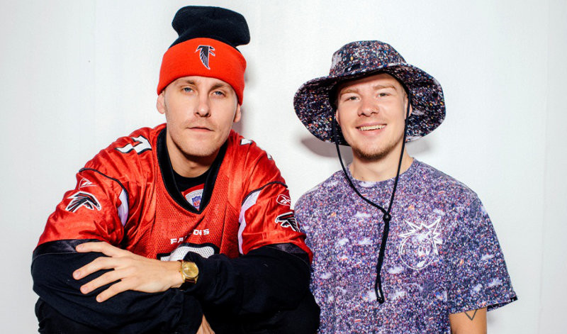 Kuvassa ovat vasemmalla Jare oranssissa pusakassa ja pipossa ja VilleGalle violetissa puserossa ja saman väisessä lierihatussa.