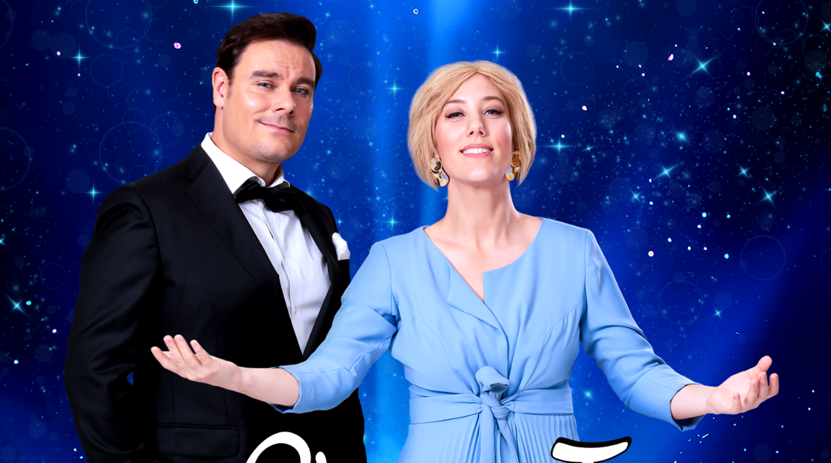 Kuvassa on vasemmalla Tommi soidinmäki tummassa puvussa ja valkoisessa paidassa. Hänen vieressään on Elisa Lairikko vaalean sinisessä mekossa kädet ojennettuina sivulla. Kuva on puolivartalokuva. Tausta on tumman sininen vasemmalla ja muuttuu vaalean siniseksi. Siinä on tähtiä.