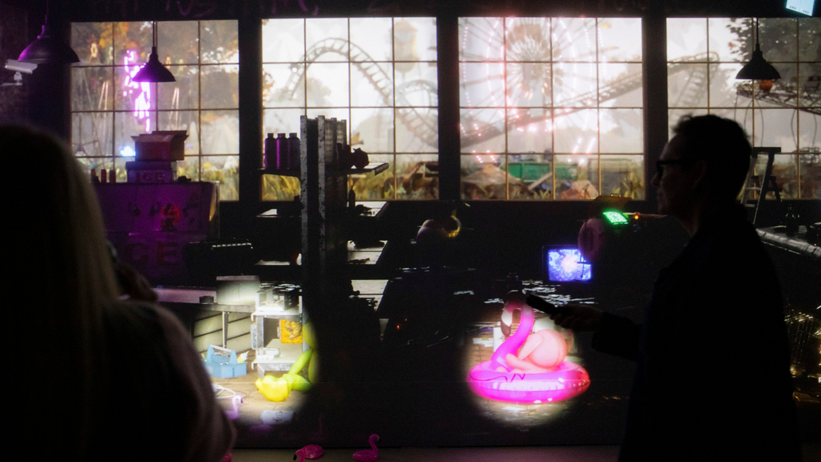 Kuvassa on taustalla ruutuikkunaa ja maisemaa. Huoneessa on tummaa ja erilaisia esineitä. Siinä on kaksi pyöreätä valoa.