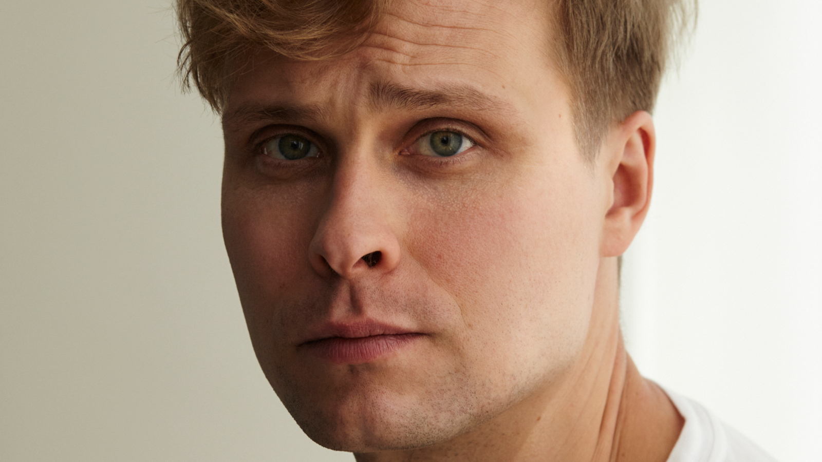 Kuvassa on Jussi Moila kasvokuvassa. Hänellä on tuuheat ruskeat hiukset.