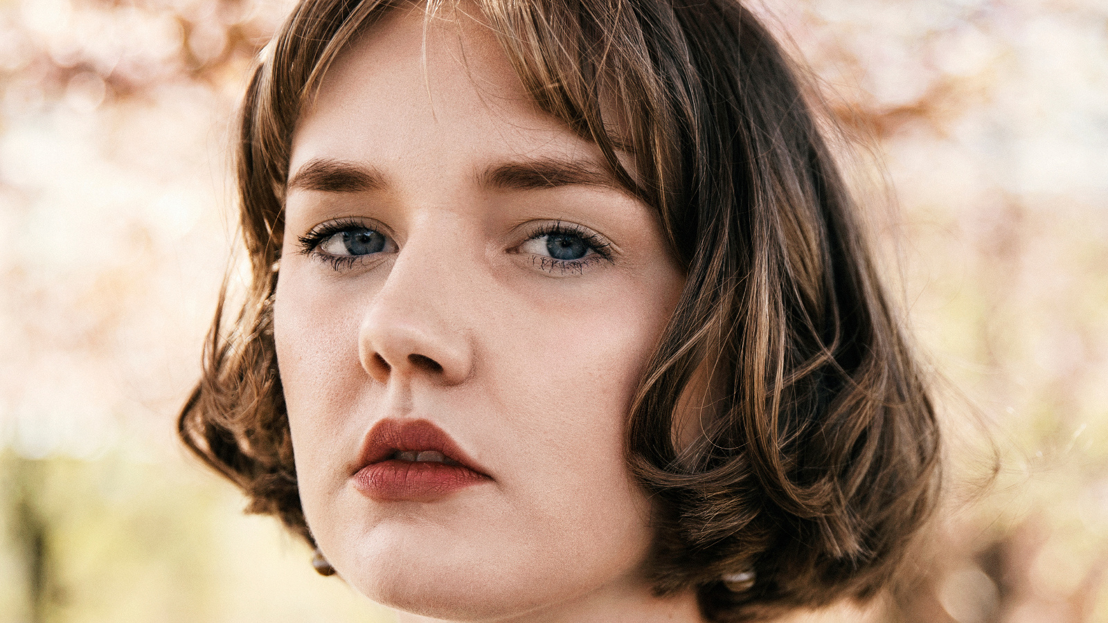 Kuvassa on Kaisa Vahteriston kasvokuva ja hänellä on puolipitkät tummat hiukset.