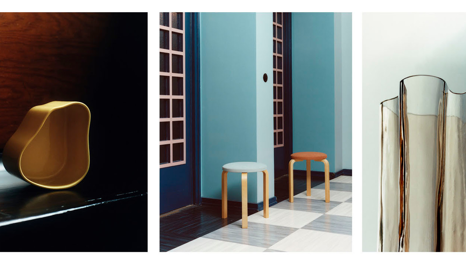 Kuvassa on kolme eri kuvaa ja vasemmalla on seinällä puinen kulhomainen teos, jossa hieman aaltomaista muotoa.  Keskellä on kaksi Aalto-jakkaraa valkoisen pylvään molemmin puolin ja seinillä on tasaruudutetut, ruskea-valkoiset tekstiilit. Oikealla on korkea Aalto-maljakko.