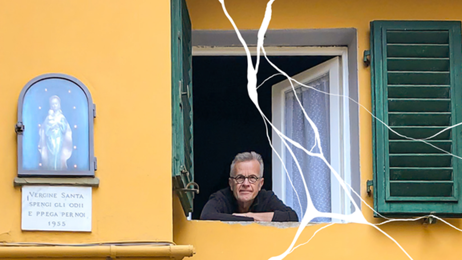 Kuvassa on Olli Kortekangas avatun ikkunan alareunassa puolivartalokuvassa. Hänellä on m usta paita päällään. Talon seinä on keltainen ja vasemmalla on vaalean sininen madonnan ja Jeesus-lapsen kuva. Oikealla on toinen vihreä ikkunaluukku.