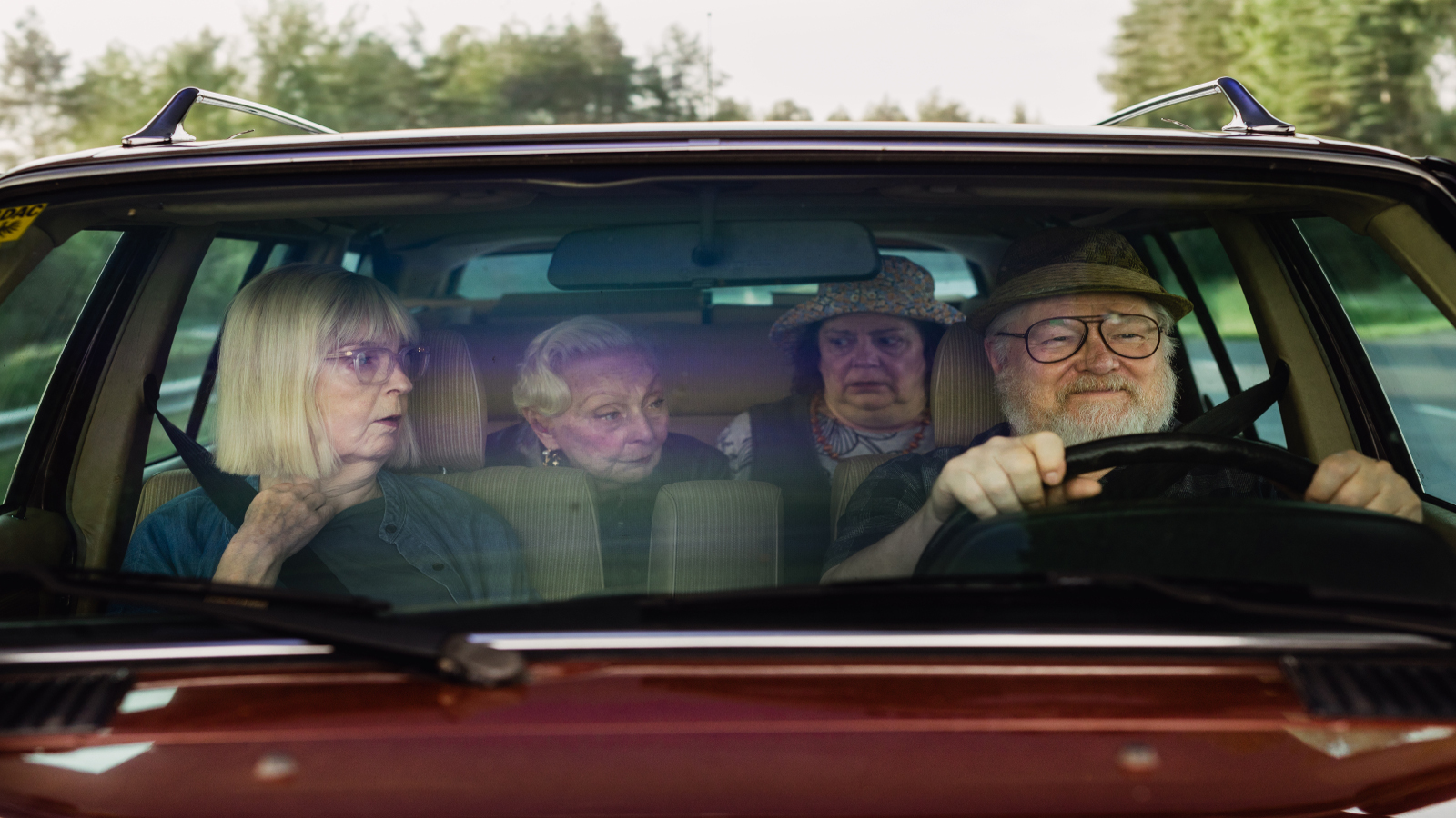 Kuvassa ovat tuulilasin takana autossa etupenkillä Leena Uotila, ratin takana Eero Saarinen ja takapenkillä vasemmalla Sella ja Sanna-Kaisa Palo.