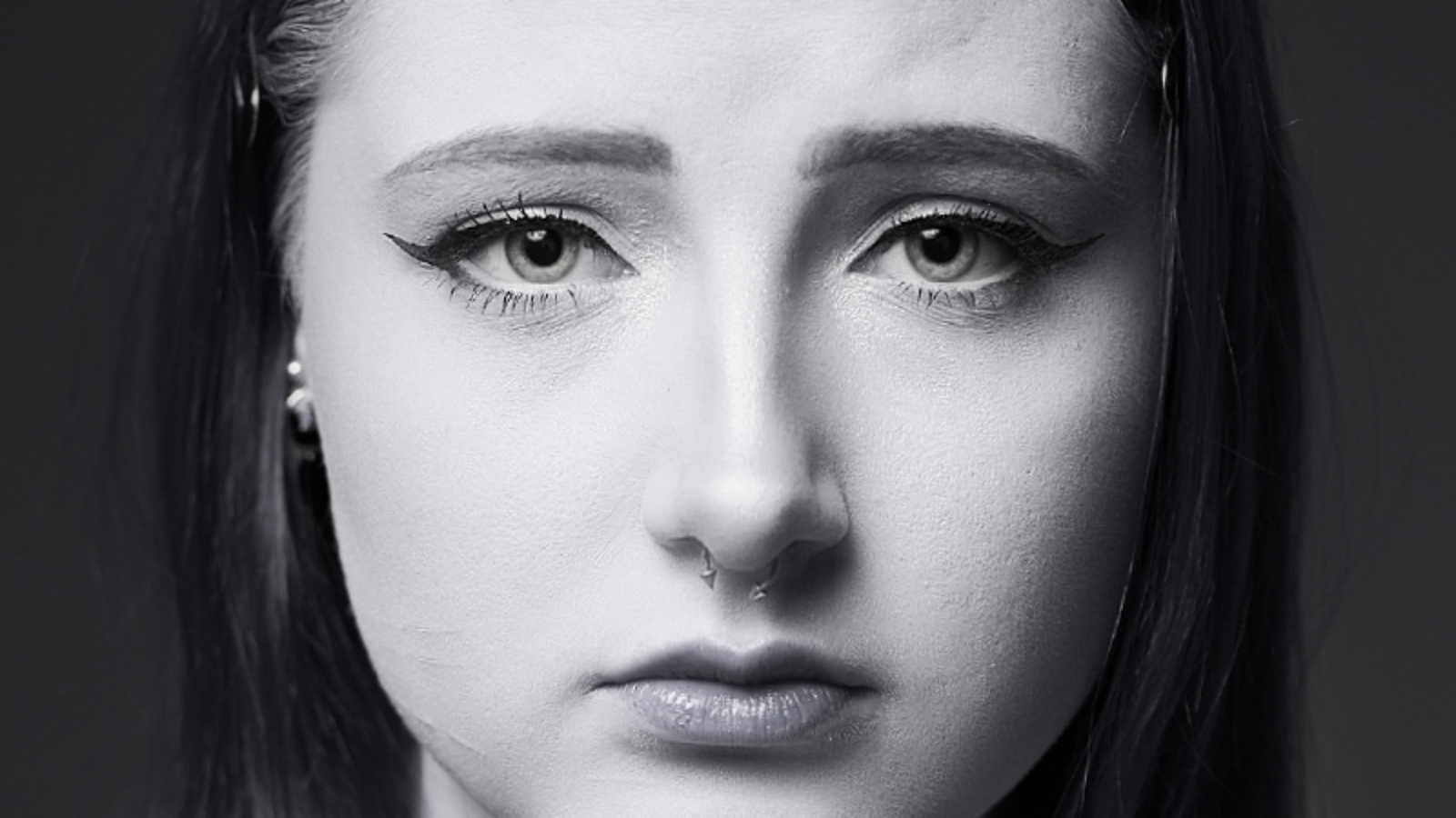 Kuunnelluimpien tietokirjojen joukkoon noussut Tiikeri – Erityisen tytön tarina ilmestyy painettuna kirjana 3.1.2026 – Kirja lähetetään kansanedustajille