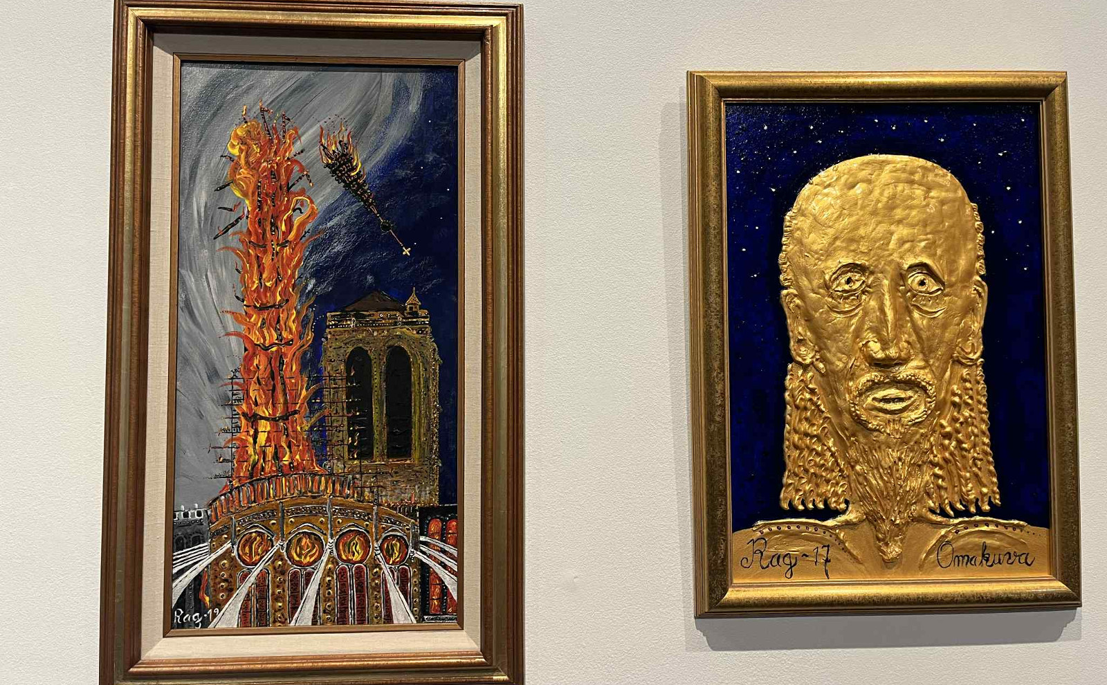 Kuvassa on vasemmalla taulu, jossa on korkea tulenlieska ja sen vieressä kirkontorni. Oikealla on kultainen muotokuva miehestä, jolla on pitkät hiukset. Tausta on tumma.