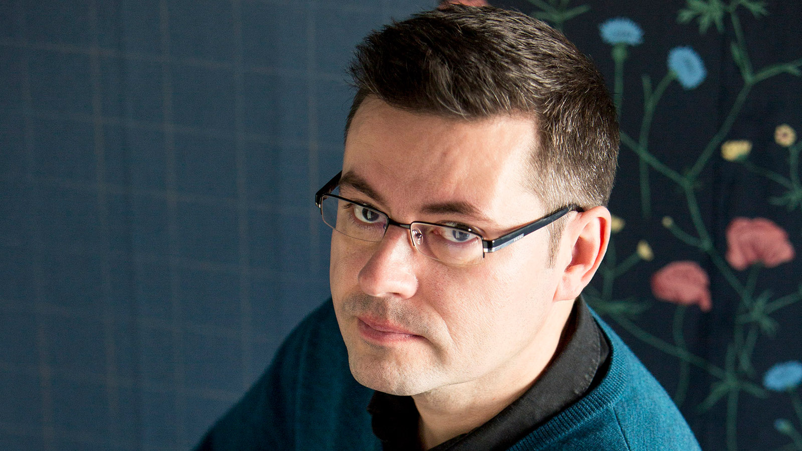 Kuvassa on Vesa Haapalan kasvokuva ja hän on hieman sivuttain. Tausta on tumman harmaa. 