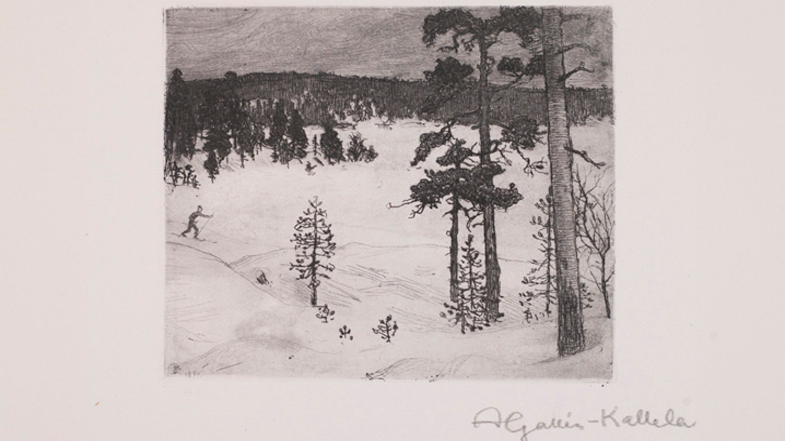 Kuvassa on musta-valkoinen grafiikkapiirros, jossa on talvista mäntymetsää ja kauemapana pieni vaara. Vasemmalla on hiihtäjä. Oikealla on iso mänty. Reunat ovat vaaleat.