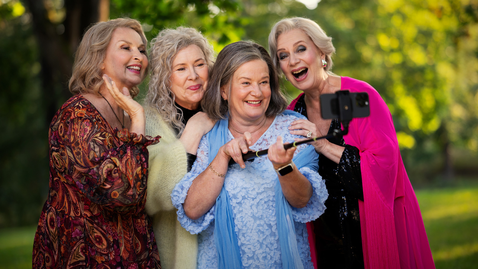 Kuvassa ovat Sari Havas, Aino Seppo, Helena Haaranen ja Leenamari Unho. He ottavat selviekepin kanssa kännykkäkuvaa itsestään. Taustalla on vihreitä lehtipuita.