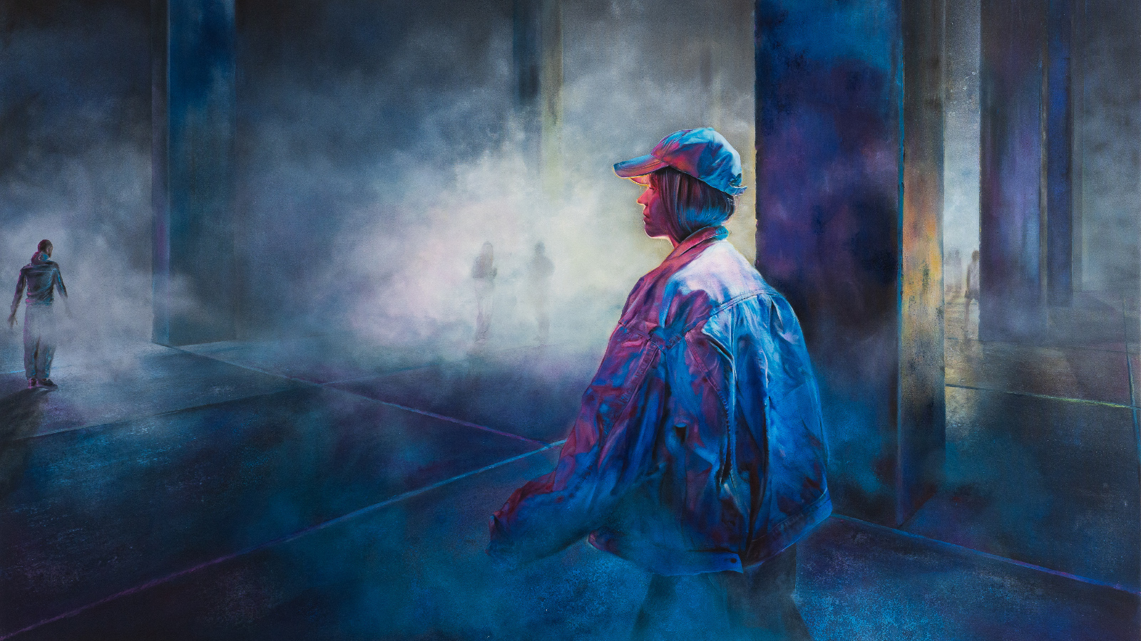 Kuvassa on oikealla nainen sinisessä pusakassa ja lippalakissa katsomassa vasemmalla seinän vieressä olevaa pieni kokoista henkilöä. Teos on lähes kokonaan sininen ja siinä on hieman valopintoja ja jonkin verran oikealle menevään halliin.