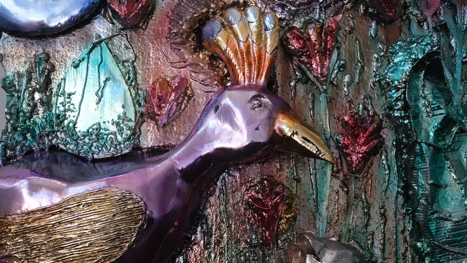 Kuvassa on vasemmalta riikinkukkomainen iso lintu teoksen pinnasta kokoavana kuvana ja se on väriltään violetti ja sillä on ruskea siipi. Taustalla on kiltävääerilaisin kohokuvioin tehtyä pintaa.  