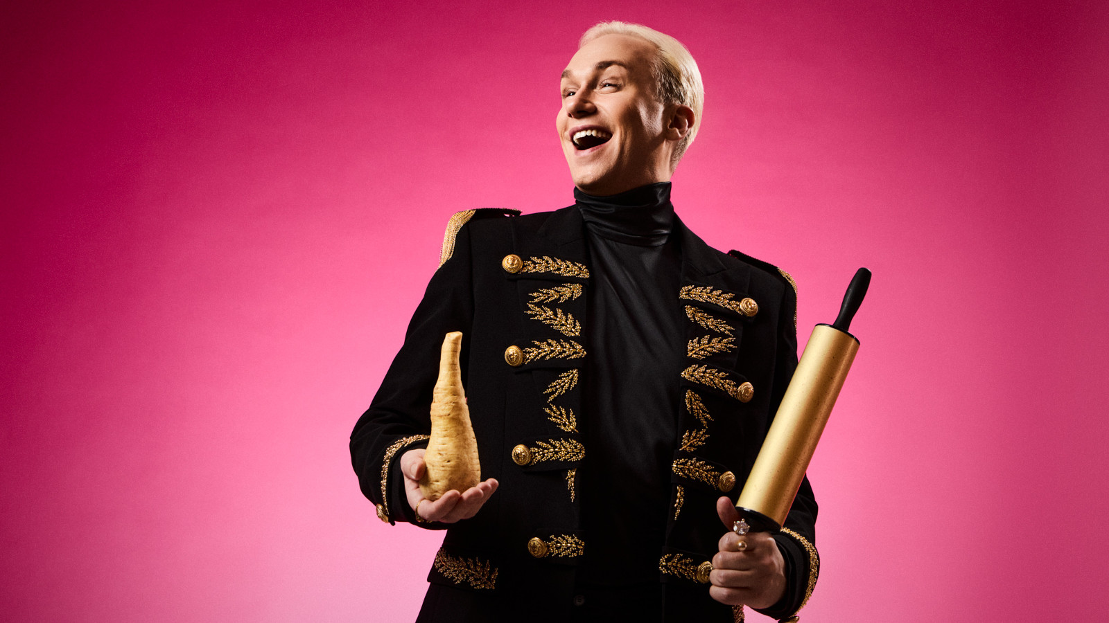 Kuvassa on Christoffer Strandberg puolivartalokuvassa. Hänellä on musta takki, jossa on kultaiset plamikkorivit, joissa on nappeja. Oikeassa kädessä on kullan värinen pieni maljakko ja vasemmalla kullan värinen kaulin. Tausta on pinkki.