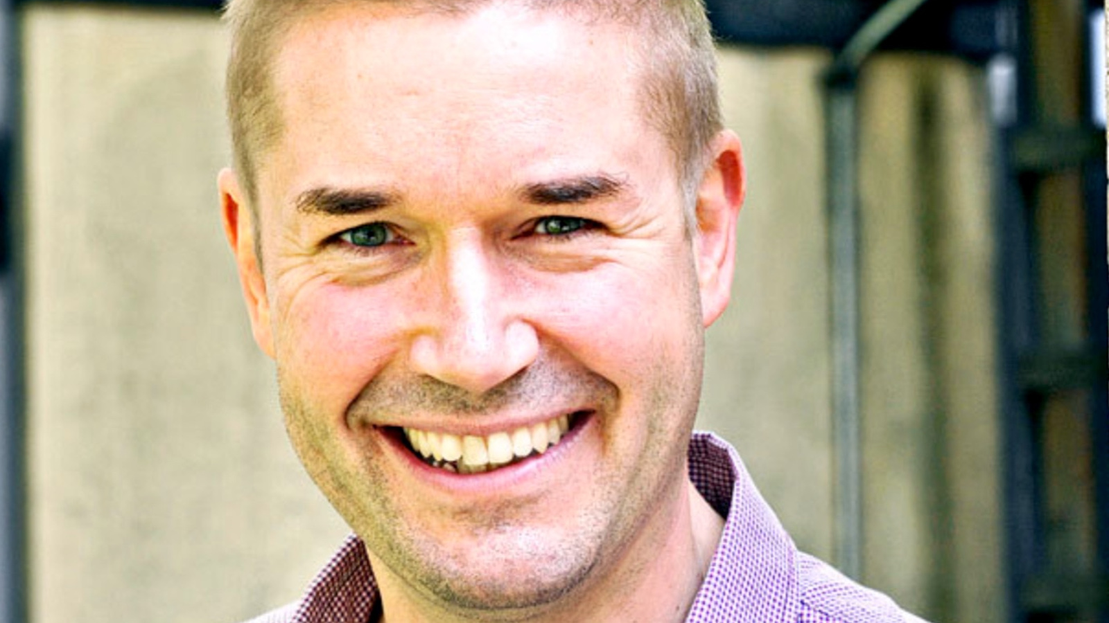 Kuvassa on Marco Bjurström kasvokuva ja hänellä on lyhyet hiukset. Taustalla on vaaleaa seinää.