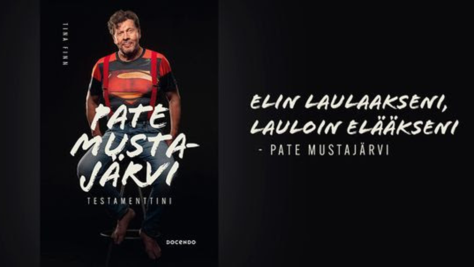 Kuvassa on vasemmalla kirjan kansi, jossa on Pate Mustajärvi istumassa puna-mustaraidallisessa t-paidassa ja sinisissä farkuissa. Puoliksi päällä on teksti Pate Mustajärvi ja alla Testamenttini. Vasemmalla on mustalla pohjalla valkoisin kirjaimin Elin laulaakseni, lauloin elääkseni.- Pate Mustajärvi.