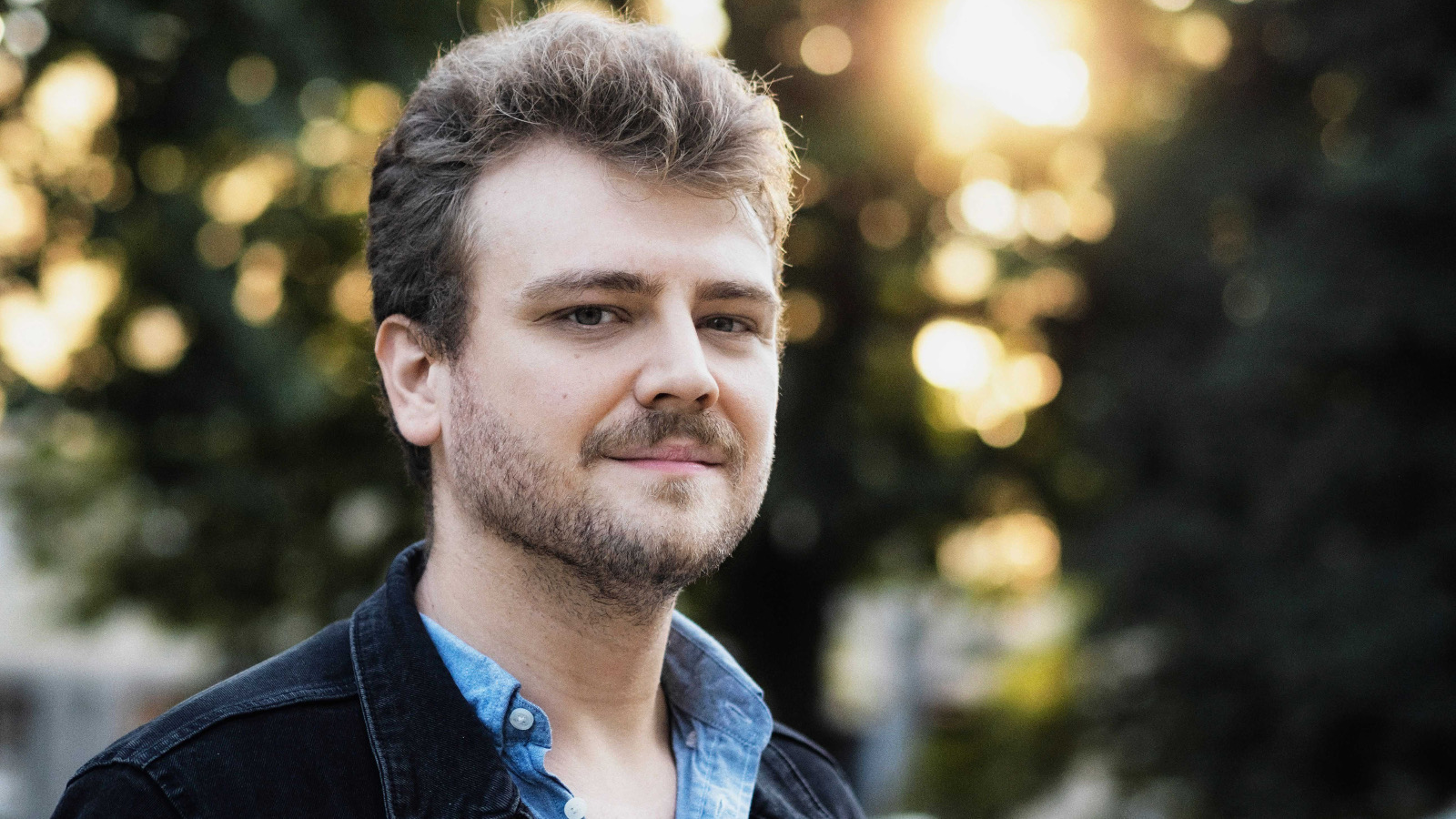 Jo vuosia omaa La chambre aux échos -musiikkiteatteriryhmää Ranskassa johtanut Aleksi Barrière on kuratoinut ja ohjannut Secret Flowers -teoskokonaisuuden. Kuva: Toni Härkönen