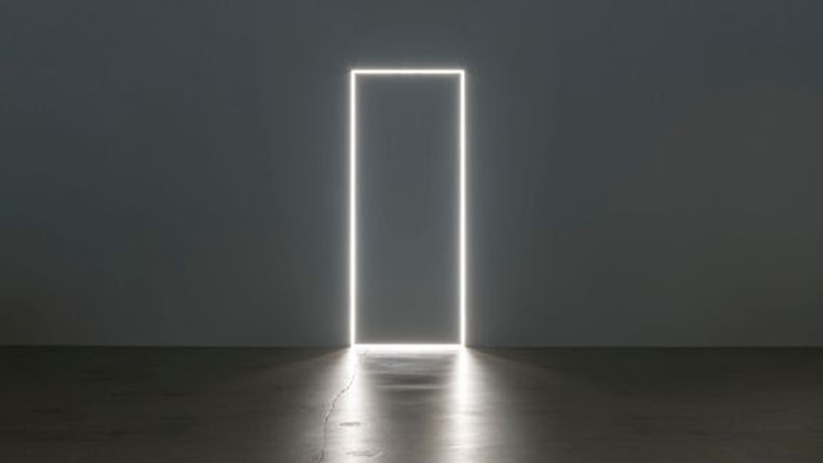 Kuvassa on vaalean harmaalla pohjalla sumean oranssi aurinko keskellä.