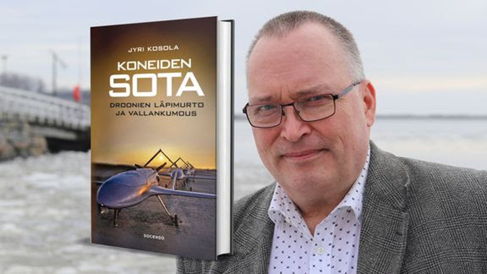 Kuvassa on oikealla Jyri Kosola puolivartalokuvassa ja hänellä on harmaa takki sekä valkoinen, musta pilkullinen paita päällään. Taustalla lumista maastoa ja vasemmala harmaa rakennus. Vasemmalla on kirjan kansi, jossa on kirjan nimi suurin valkoisin kirjaimin ja auringonlaskun taivaan alla rivissä harmaita drooneja.