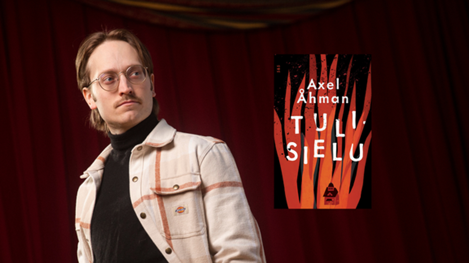 Kuvassa on puolivartalokuvassa Axel Åhman vaaleassa pusakassa ja mustassa poolopaidassa. Oikealla on kirjan kansi, jossa on punaisia piirrettyjä tulenlieskoja ja kirjan nimi Tulisielu. Tausta on musta.