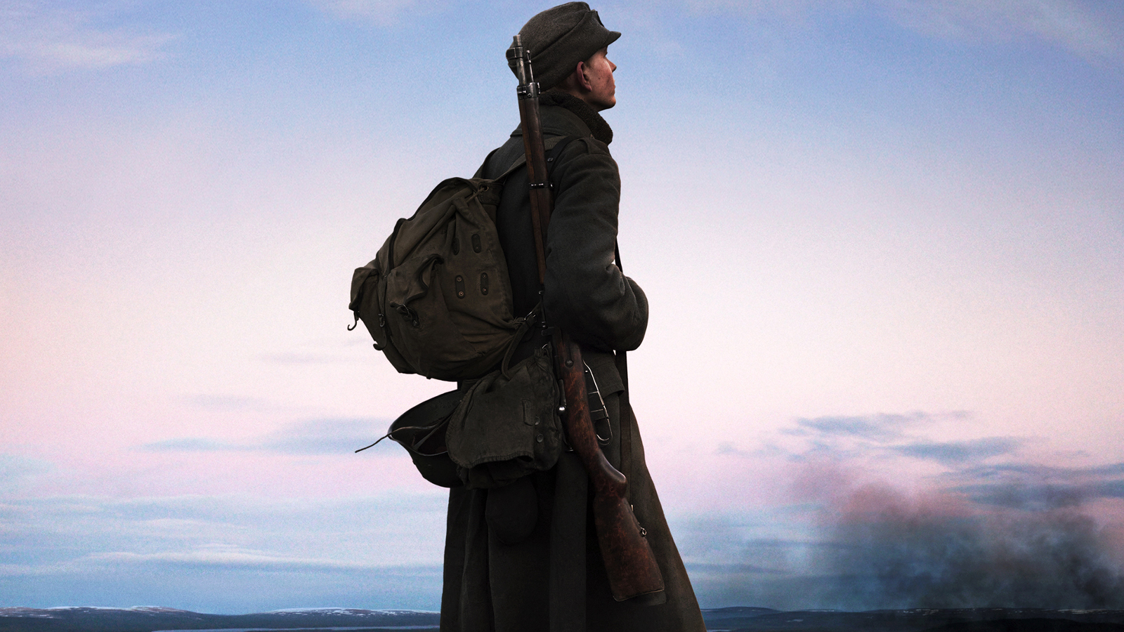 Kuvassa on tummana vinottain sotilas reppuselässä kävelemässä. Taustalla on sinertävän punertavaa taivasta. Kuva on osa julisteesta.